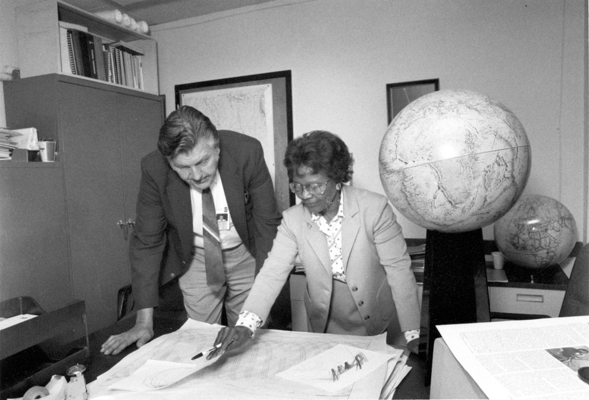 Gladys Mae West en el trabajo Gladys Mae West en el trabajo mirando un mapa