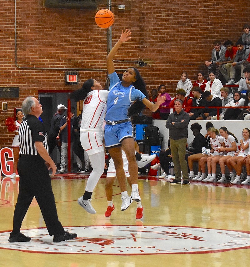 Foto del personal de Patrick MacCoon / GPS La estudiante de segundo año Ariana Ivery gana el primer partido en el juego de la Región Este de la División II-AA del jueves en Baylor.