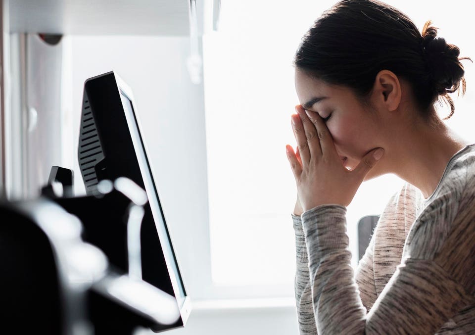 Mujer usando computadora
