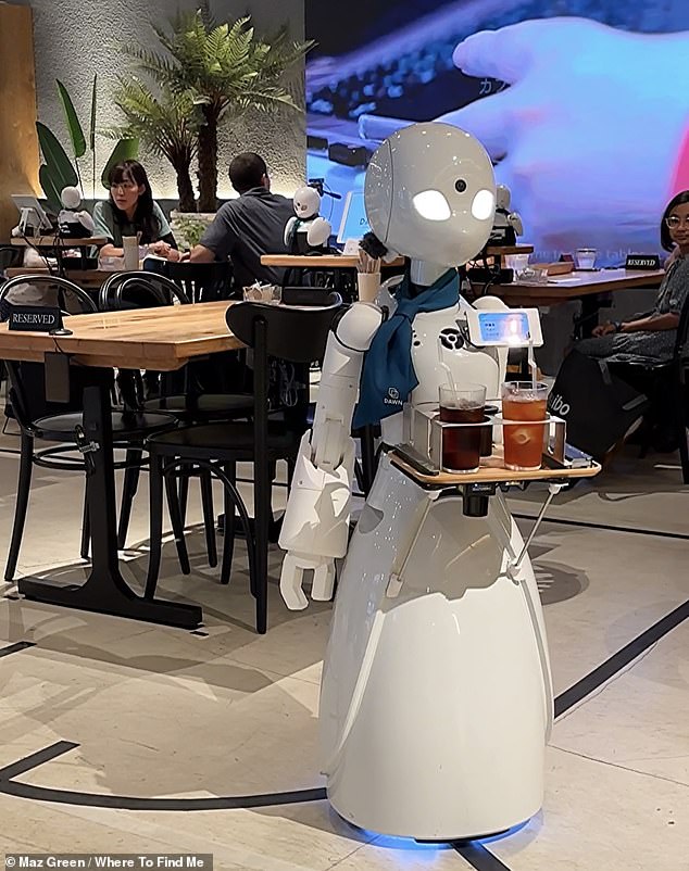 Todos los robots pueden hablar, y cada avatar tiene una cámara en la frente del robot, un micrófono y un altavoz, por lo que los pilotos pueden comunicarse con los clientes como si estuvieran parados justo frente a ellos, revela Maz.