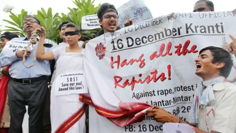 Getty Images Los manifestantes sostienen pancartas y pancartas exigiendo la pena de muerte para los condenados en el caso de violación en grupo de Delhi el 13 de septiembre de 2013 en Nueva Delhi, India.