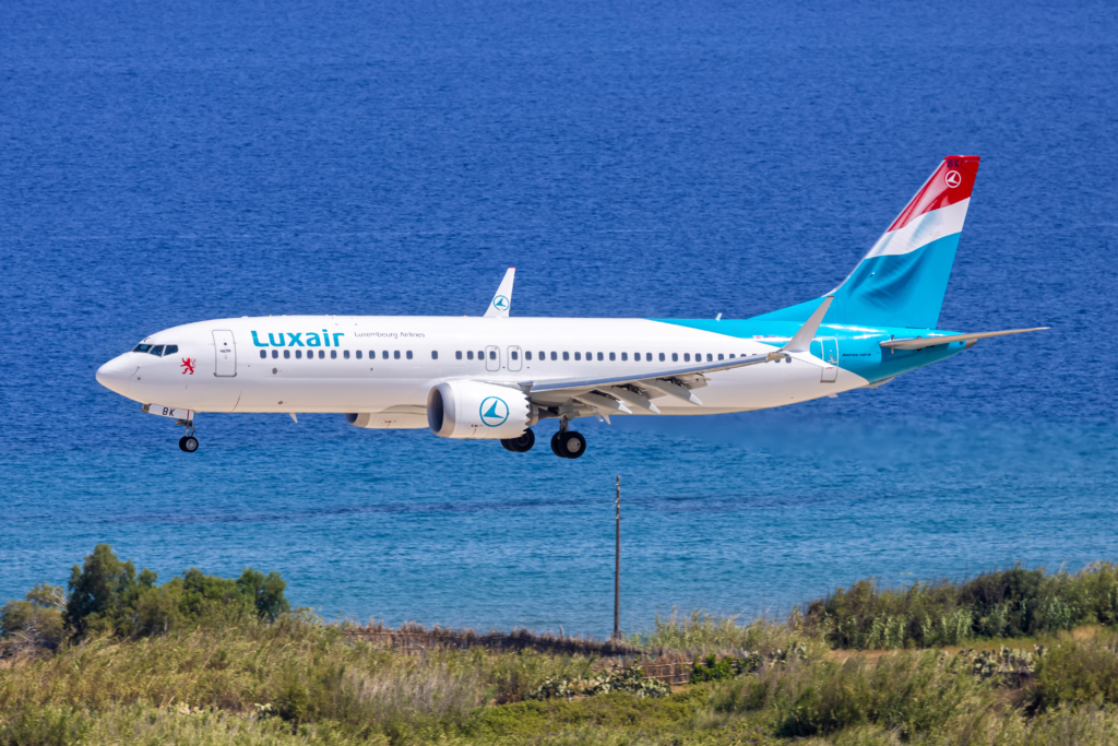 Aviones Luxair Boeing 737 MAX 8 en el aeropuerto de Rodas en Grecia.