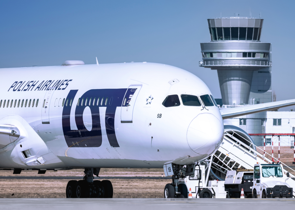 LOT aviones Boeing 787 de Polish Airlines estacionados en la puerta,