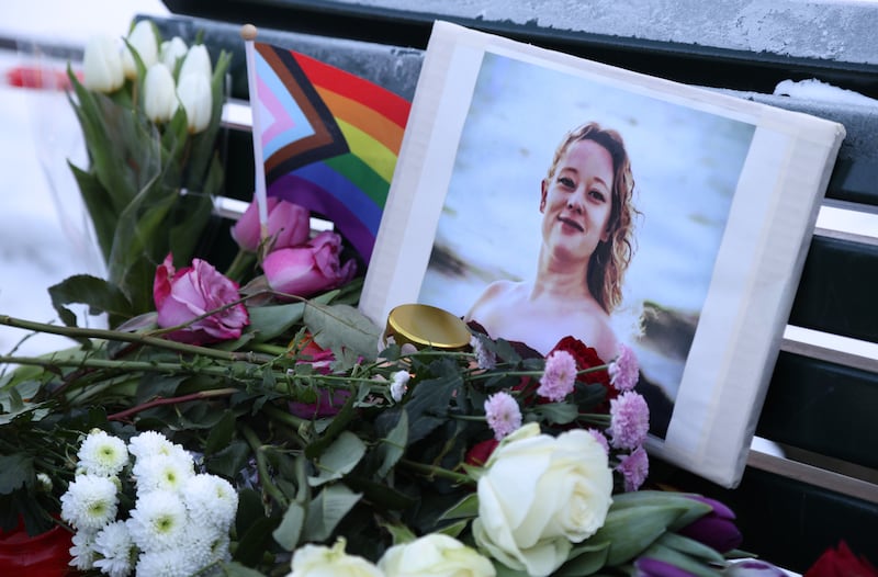 Se ven flores y velas en una vigilia en memoria de Renee Nicole Good, quien fue asesinada a tiros en Minneapolis por agentes de ICE.