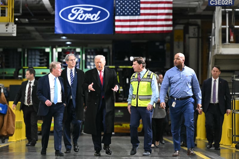 El presidente de Estados Unidos, Donald Trump, con el presidente ejecutivo de Ford, Bill Ford, el secretario del Tesoro, Scott Bessent, el director ejecutivo de Ford, Jim Farley, y el gerente de planta, Corey Williams, visitan el complejo River Rouge de Ford Motor Company en Dearborn, Michigan, el 13 de enero de 2026. (Foto de Mandel NGAN/AFP a través de Getty Images)