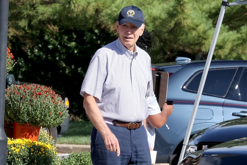 Joe Biden es visto en Janssen's Market el 7 de septiembre de 2025 en Wilmington, Delaware.