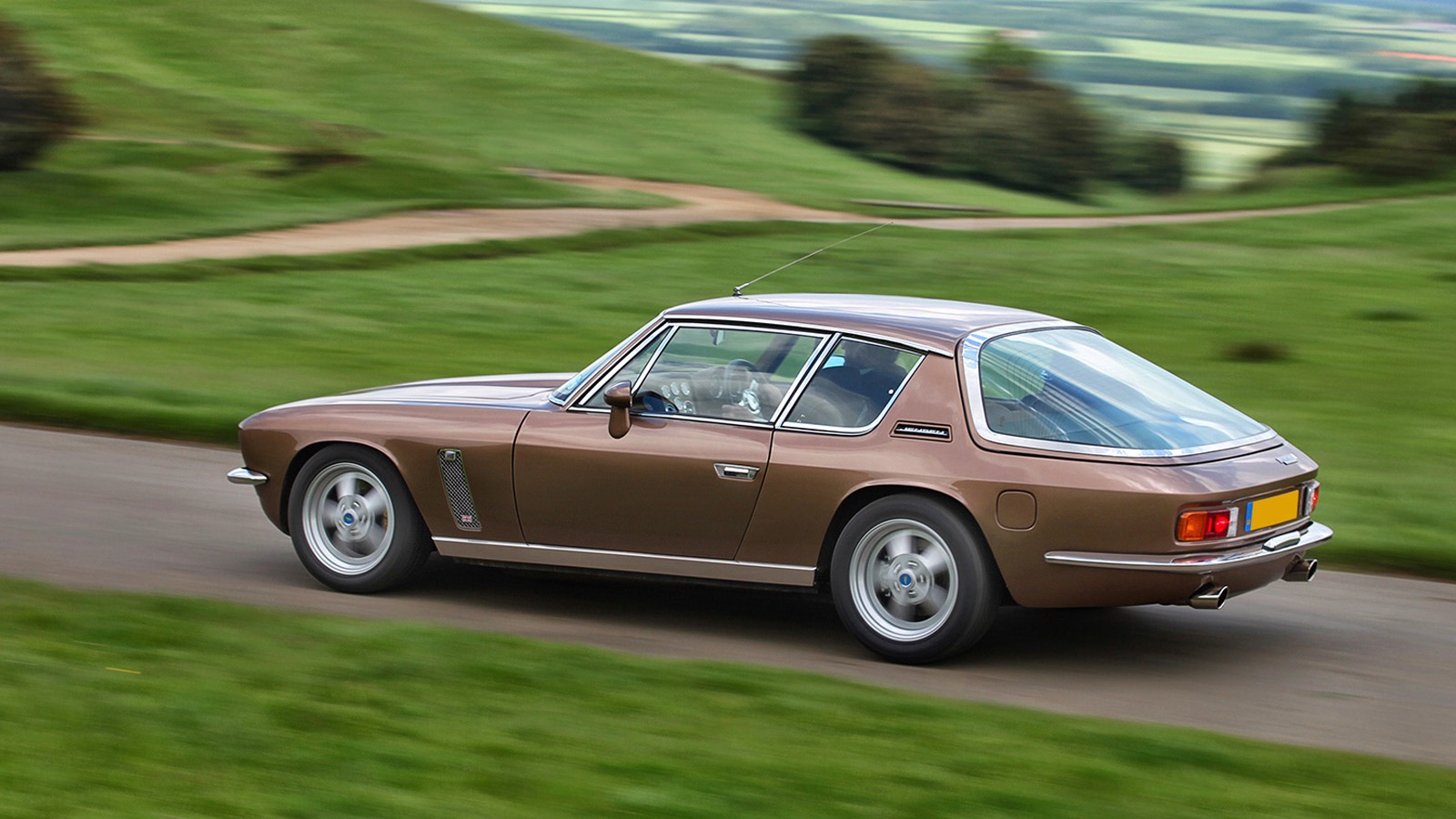 Vista del cuarto trasero del restomod Jensen International Automotive Interceptor en color canela.