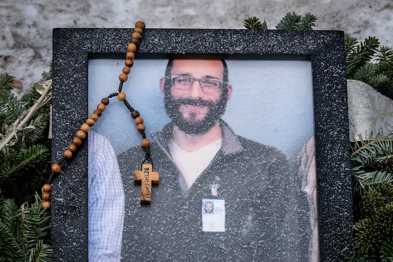 Un rosario adorna una fotografía enmarcada de Alex Pretti, quien fue asesinado a tiros por agentes de la Patrulla Fronteriza.