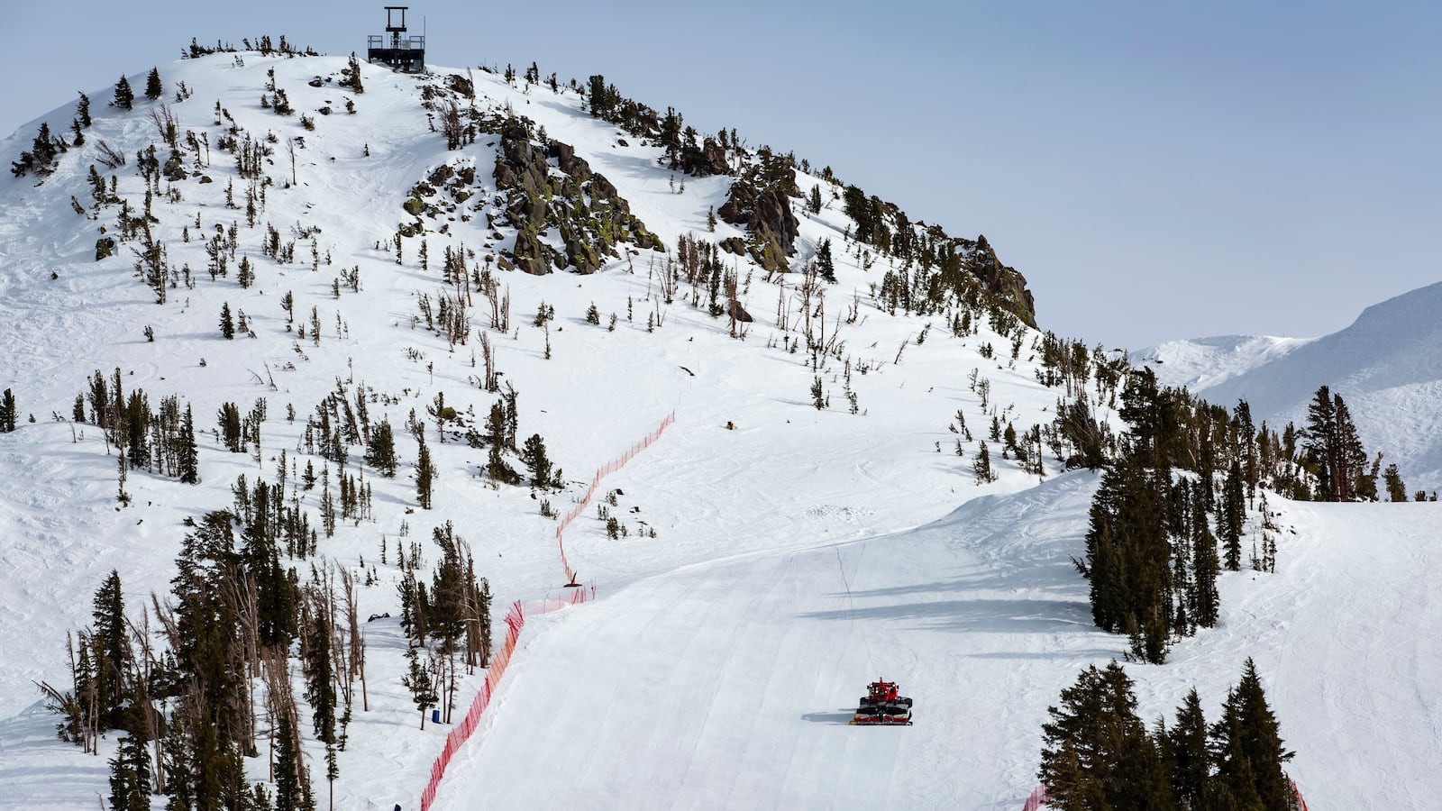 Un operador de un gato de nieve arregla una pista de esquí vacía en la popular estación de esquí Mammoth Mountain fuera de horario el 16 de abril de 2024 en Mammoth Lakes, California.