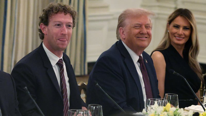 (De izquierda a derecha) Mark Zuckerberg, director ejecutivo de Meta, el presidente estadounidense Donald Trump y la primera dama Melania Trump.