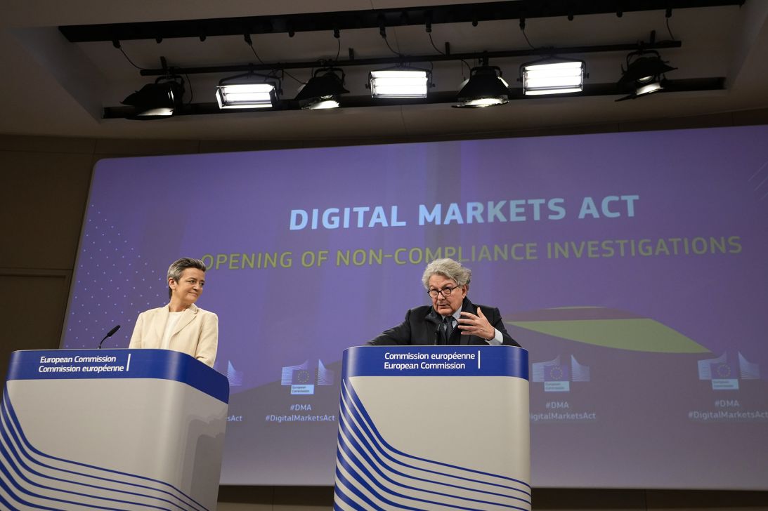 La excomisaria de la UE para una Europa adaptada a la era digital, Margrethe Vestager, izquierda, y el excomisario de la UE para el Mercado Interior, Thierry Breton, celebran una conferencia de prensa sobre la Ley de Mercados Digitales en Bruselas en marzo de 2024.