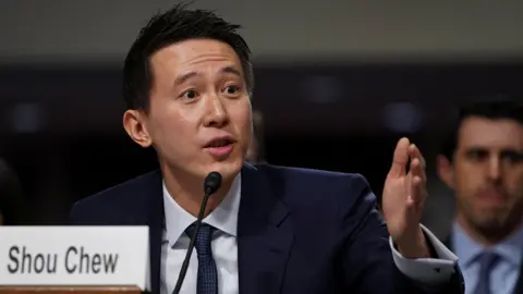 El director ejecutivo de Reuters TikTok, Shou Zi Chew, testifica en la audiencia del Comité Judicial del Senado sobre explotación sexual infantil en línea, en el Capitolio de Estados Unidos en Washington. 