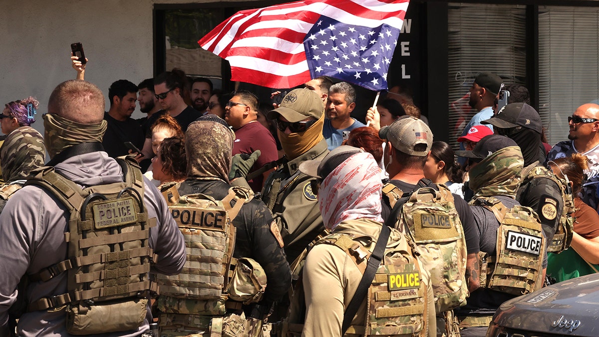 Manifestantes confrontan a agentes de ICE durante una redada de inmigración en California