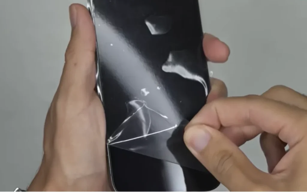 Un hombre compró el Apple iPhone 12 más barato y en